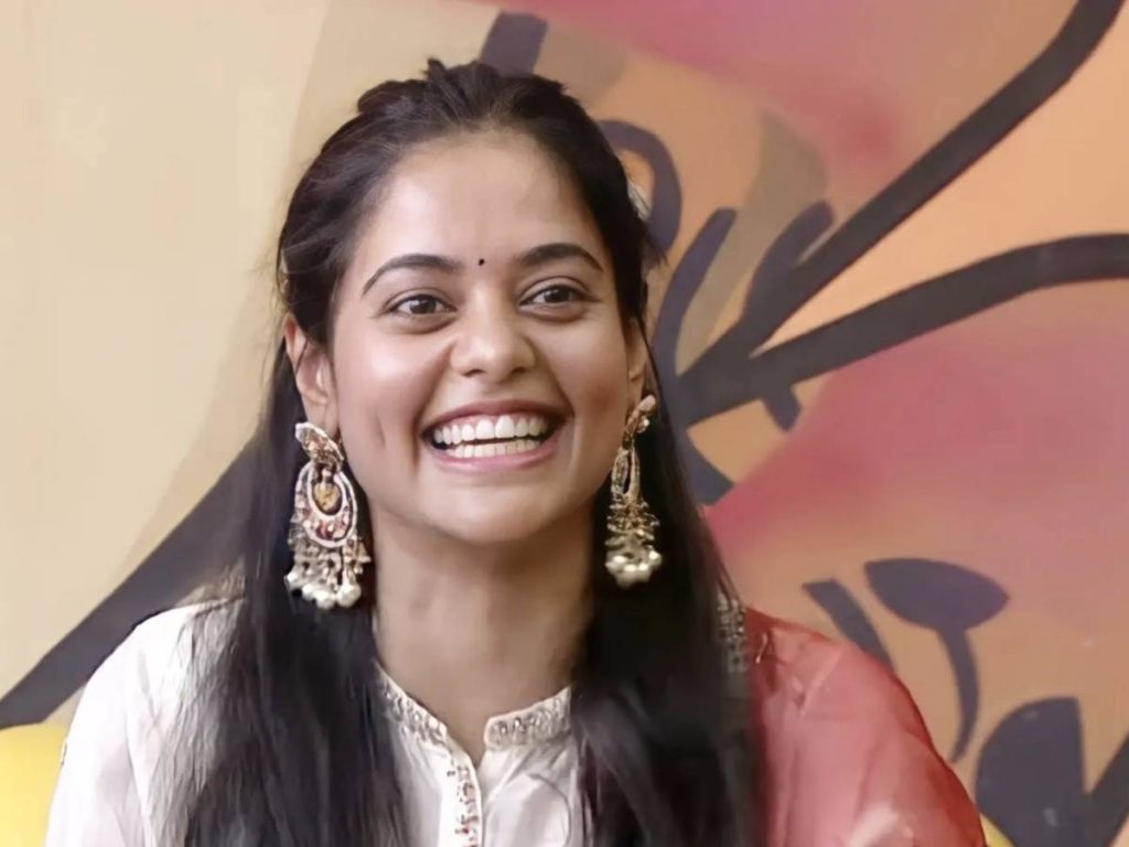 BB Nonstop: Bindu Madhavi lifts the trophy | Telugu Cinema