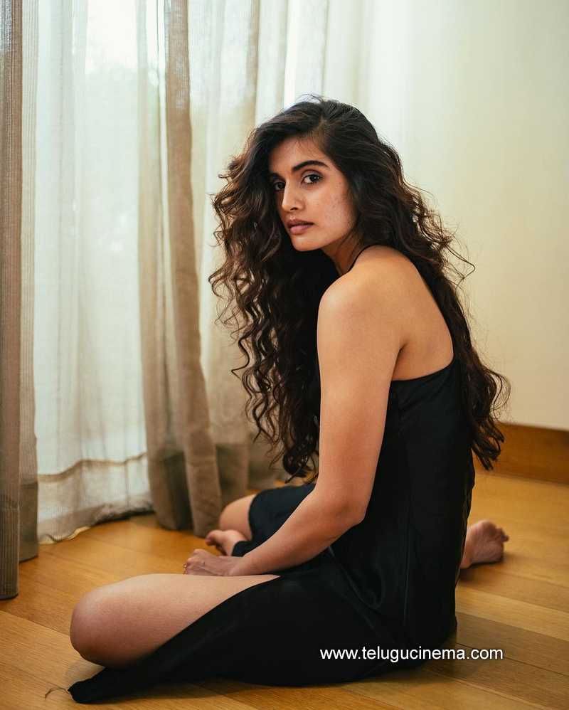 divyanshakoushik stills 280522 003