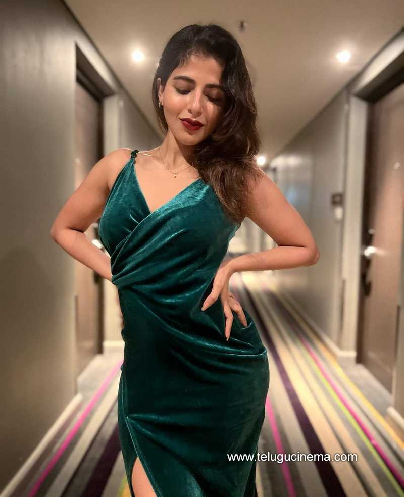 iswarya stills 210522 003