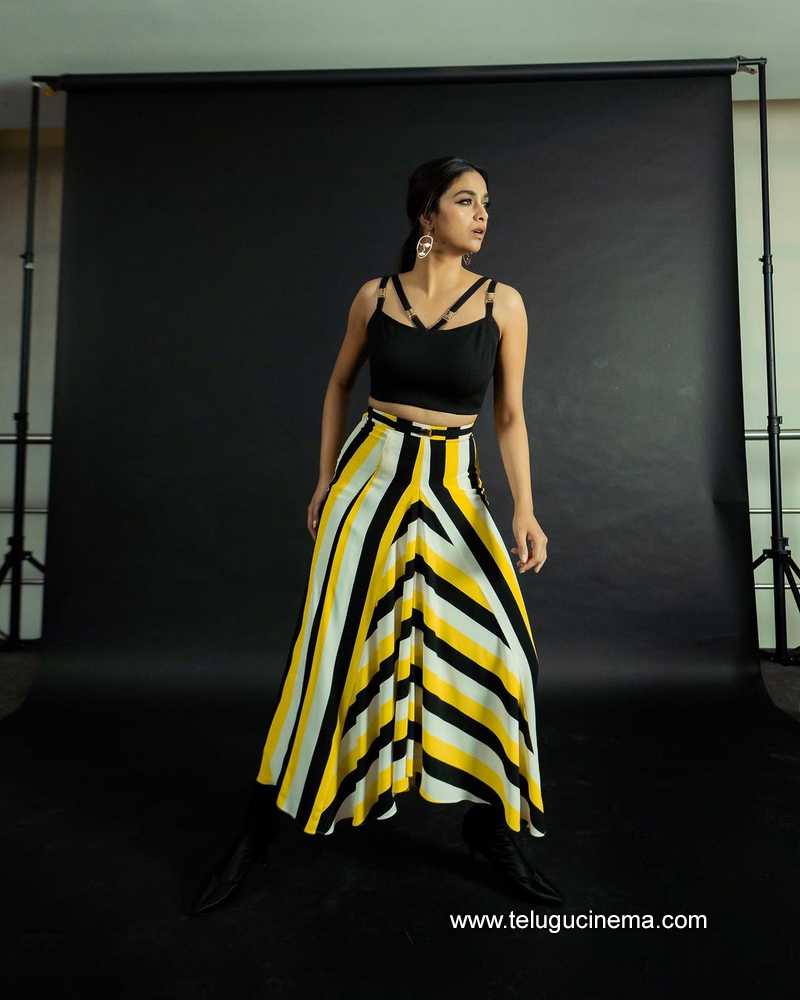Keerthy Suresh in black & yellow outfit | Telugu Cinema