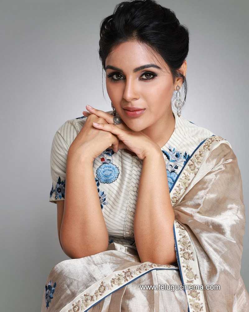 Samyuktha Menon looks her elegant best in an ivory saree!