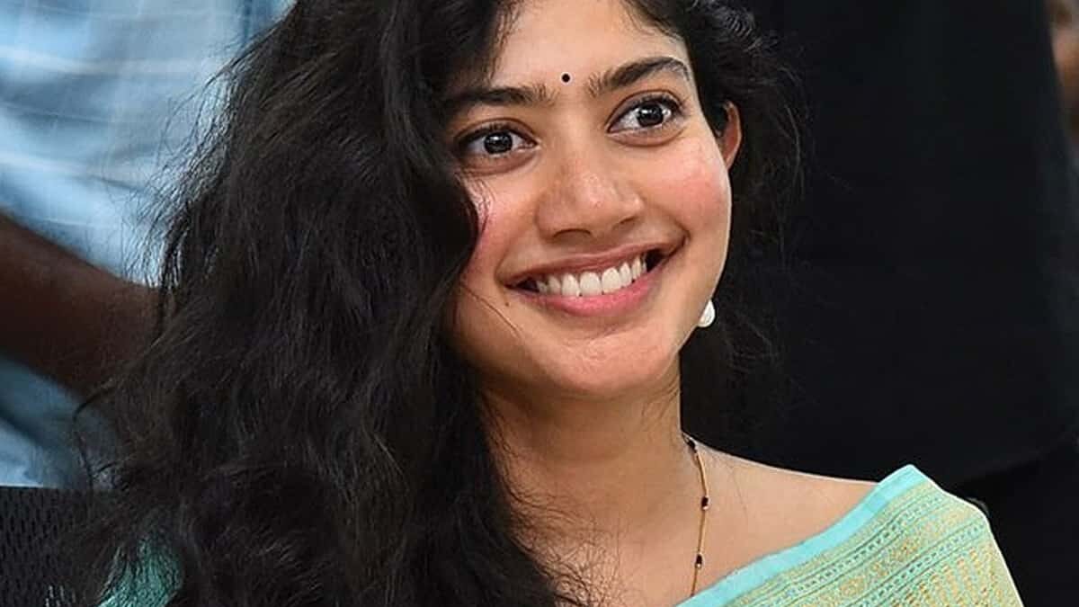 Sai Pallavi Vs Samantha Akkineni: Who Set The Glamour Game On Fire In Black  Saree?