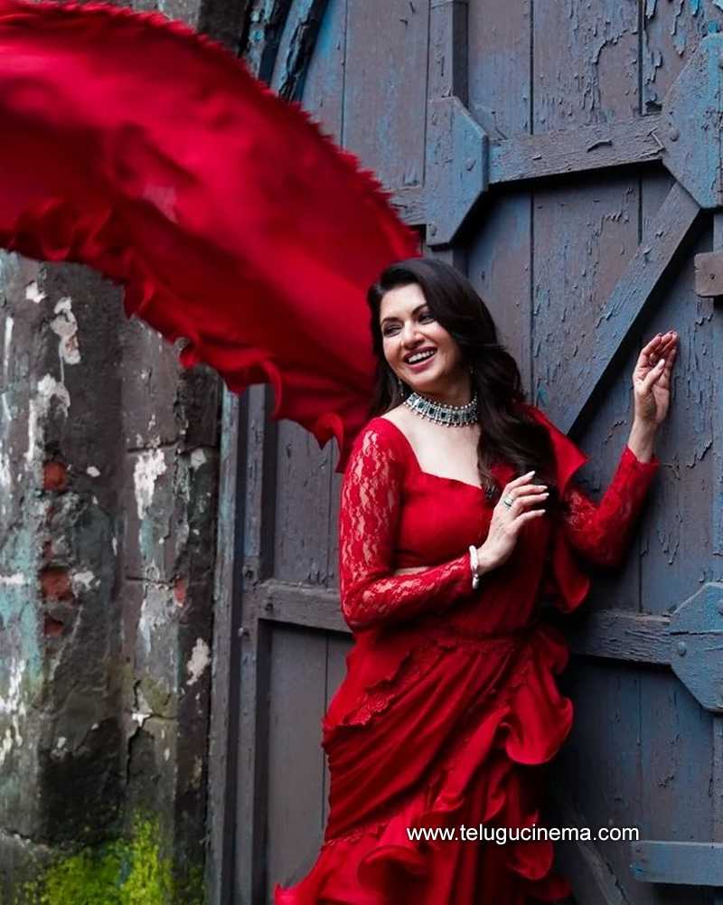 11 Sassy Poses to Make Your Saree Photos Beautiful • Keep Me Stylish