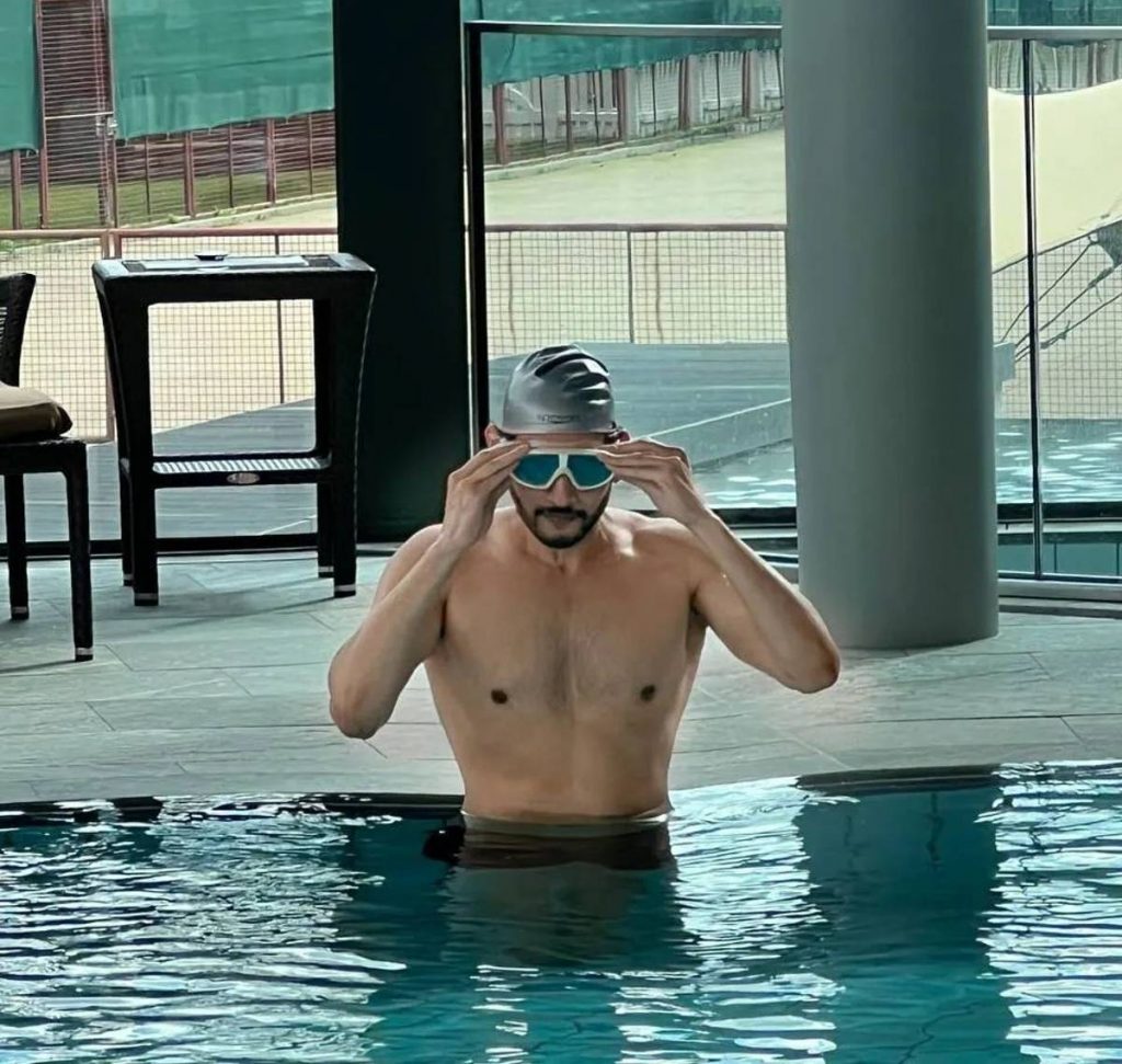 Mahesh Babu flaunts his toned body in a swimming pool | Telugu Cinema