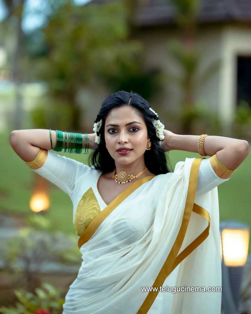 Amala Paul in saree : r/NavelNSFW