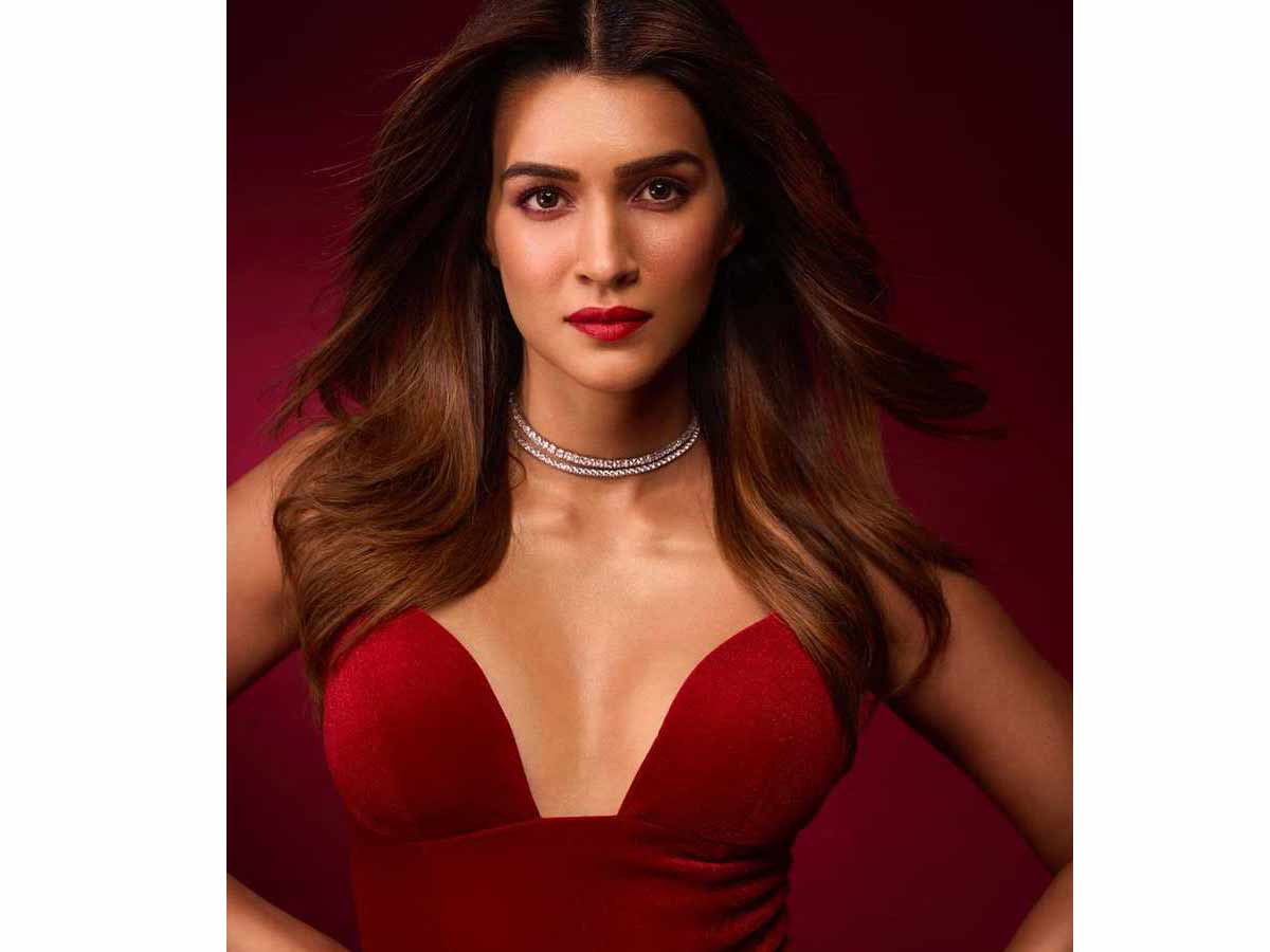 Kriti Sanon in a red hot mirchi look | Telugu Cinema