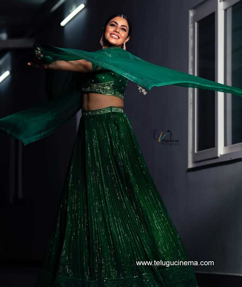 poorna stills 140922 005