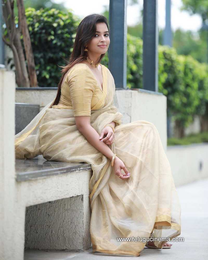 Woman in red and gold sari dress sitting on gray concrete stairs photo –  Free Advanced selfie Image on Unsplash