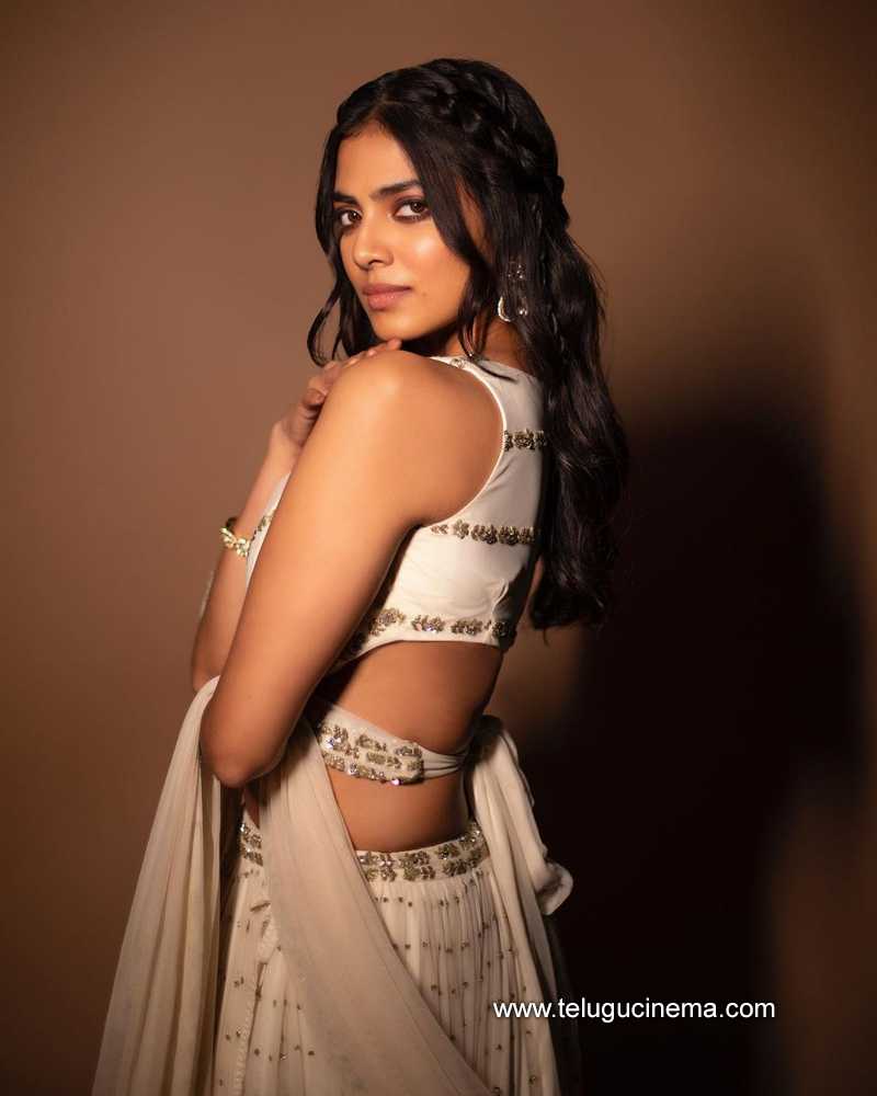 malavika stills 20 10 22 006