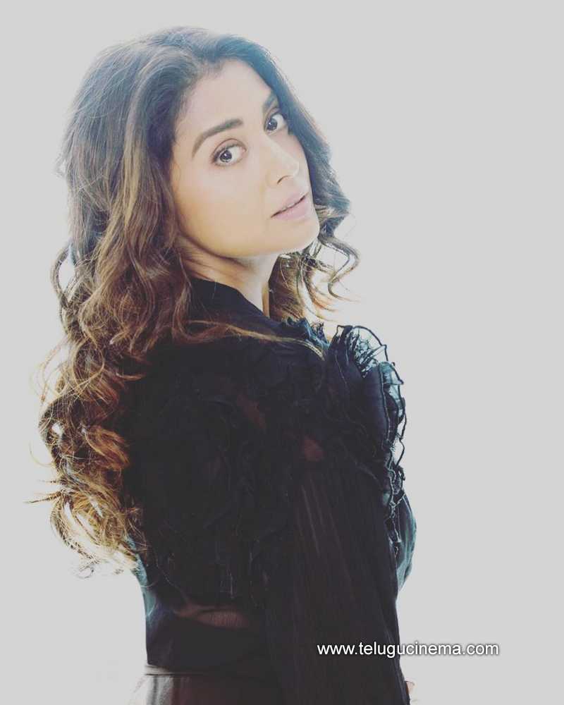 shriyasaran stills 061022 007