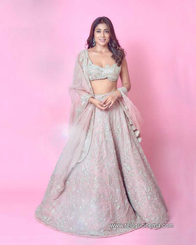 shriyasaran stills 25 10 22 002