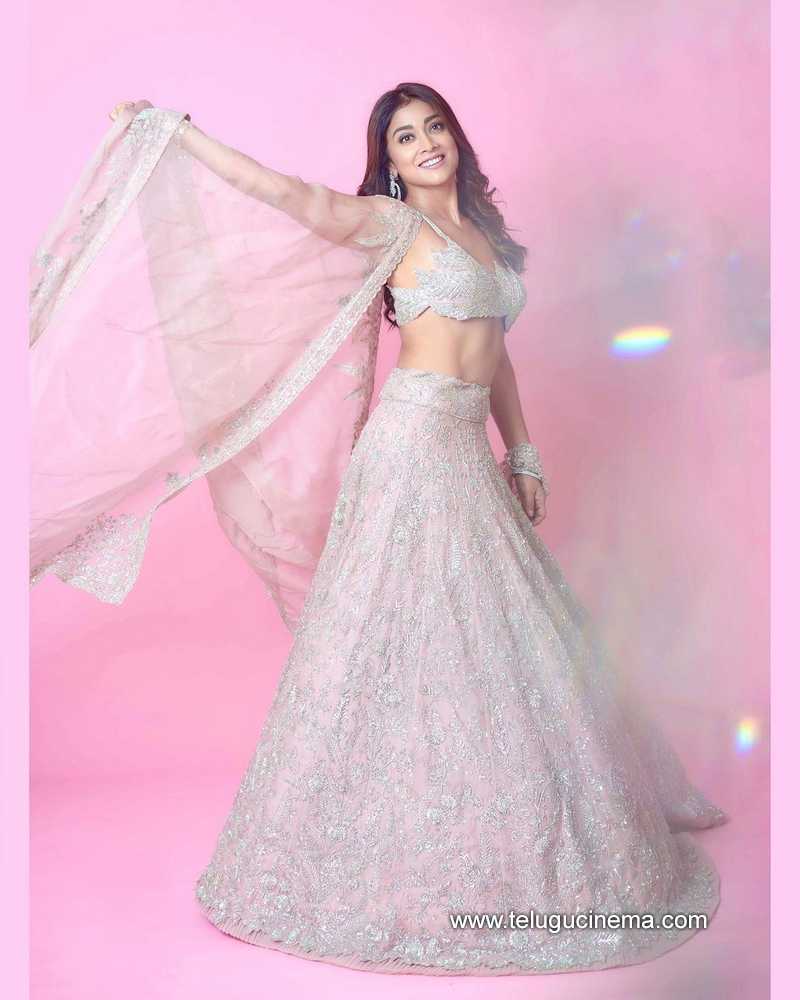 shriyasaran stills 25 10 22 003