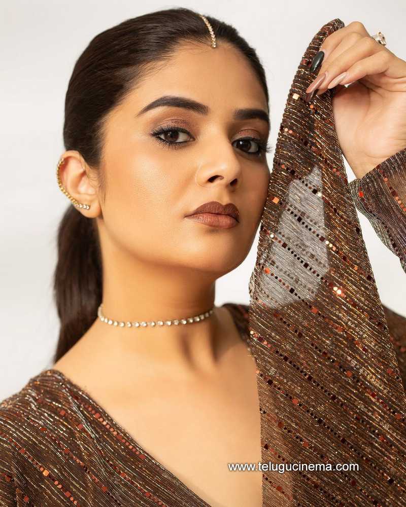 sreemukhi stills 08 10 22 001