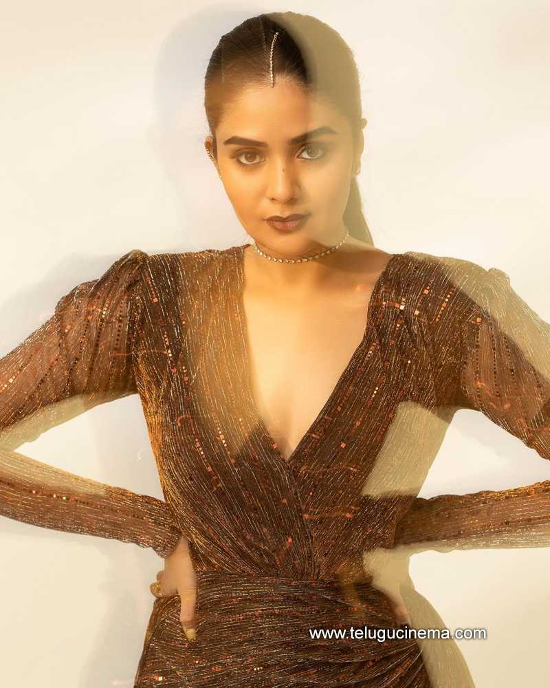 sreemukhi stills 08 10 22 002