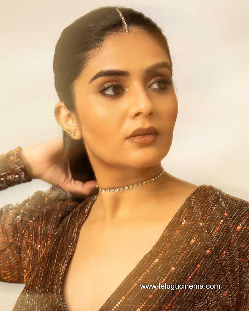sreemukhi stills 08 10 22 007