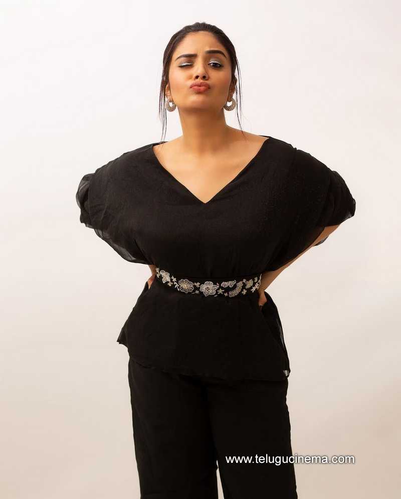 sreemukhi stills 19 10 22 001