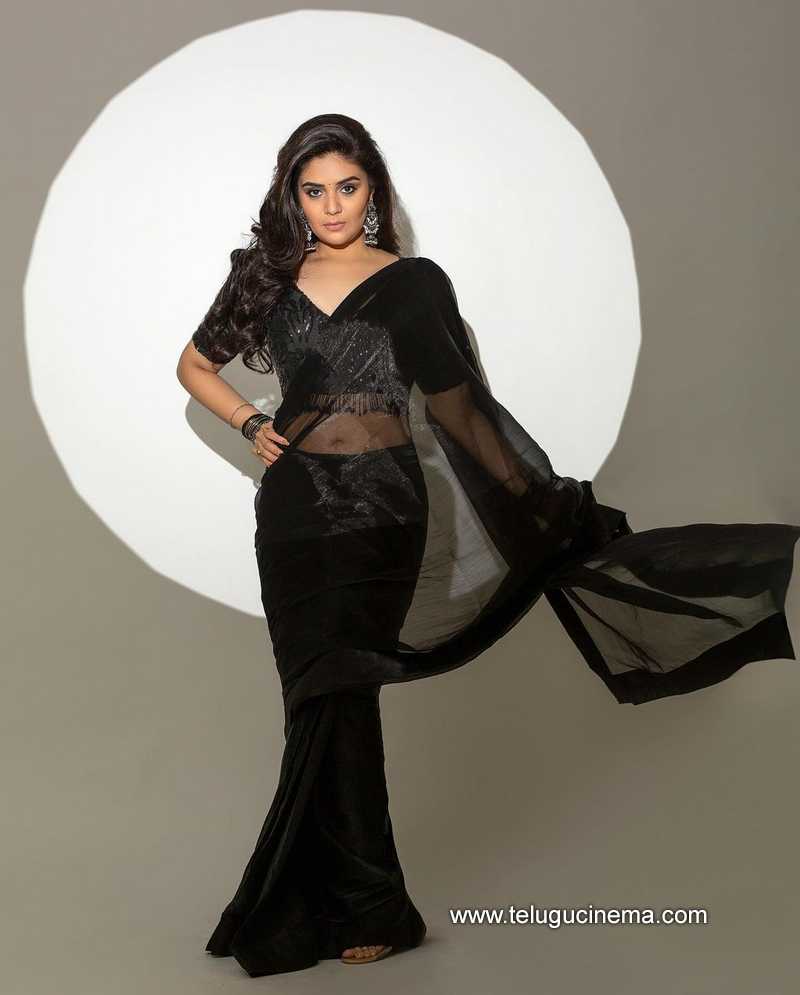 sreemukhi stills 22 10 22 001 1