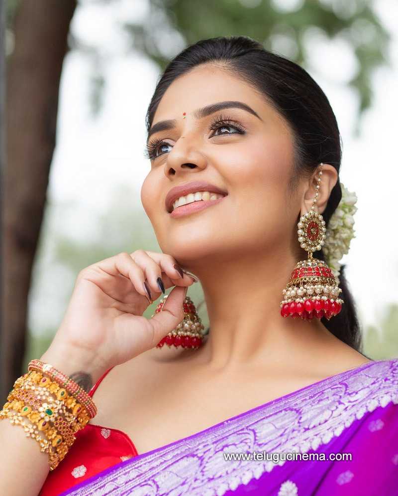 sreemukhi stills 22 10 22 002