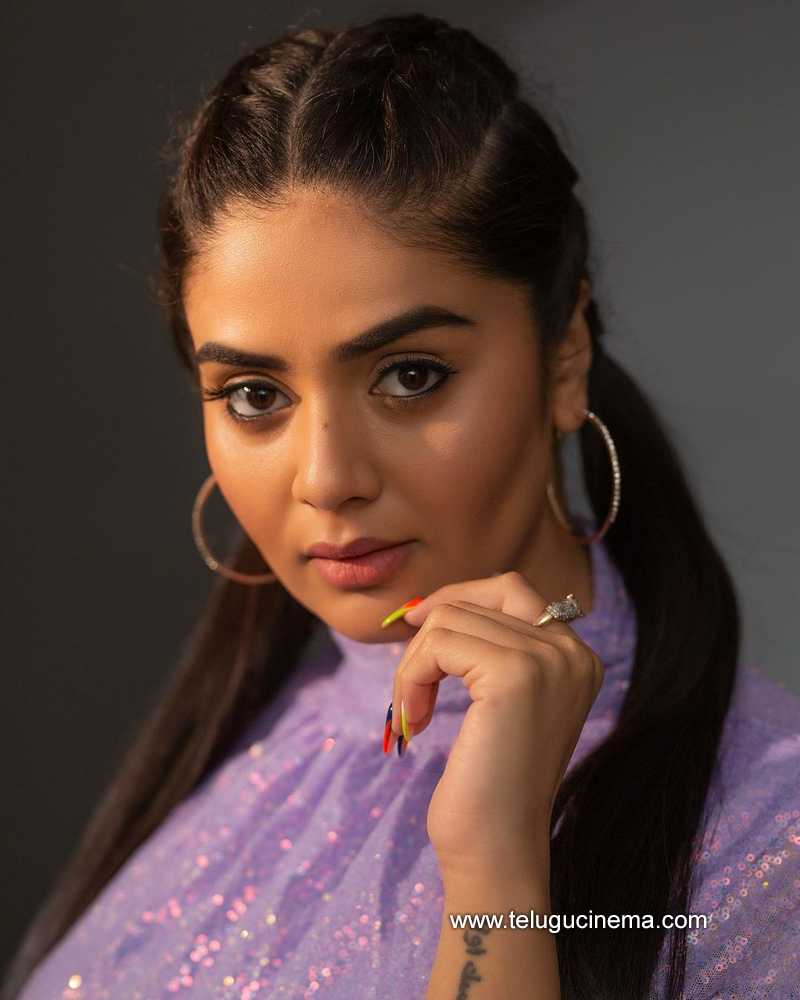 sreemukhi stills 28 10 22 011