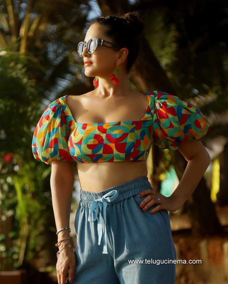 sunnyleone stills 071022 001