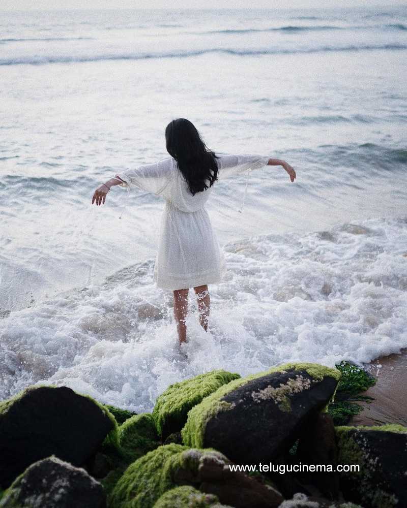 malavikamohanan stills 05 11 22 005