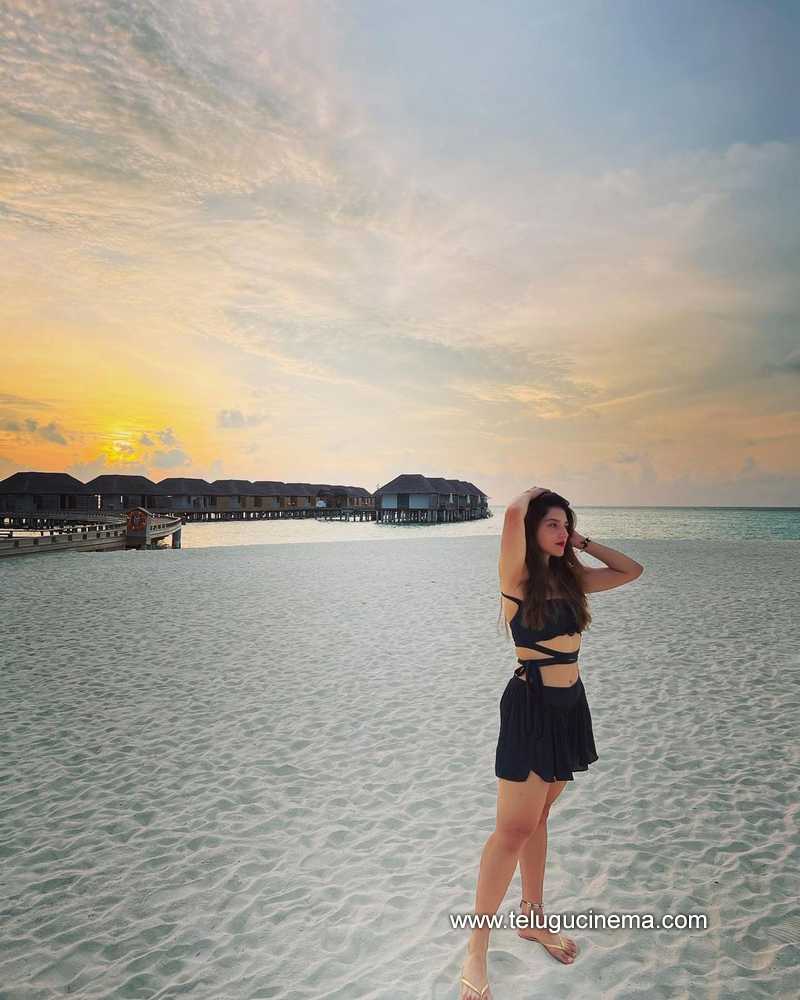mehreen stills 07 11 22 004