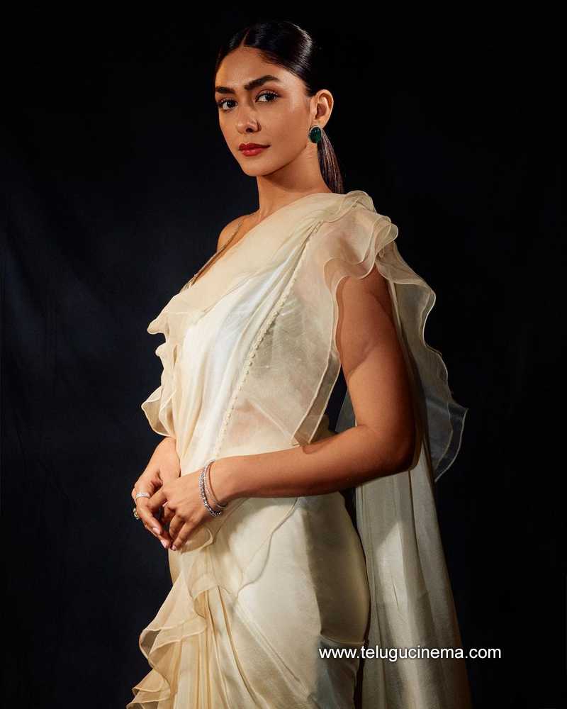 mrunal stills 16 11 22 003