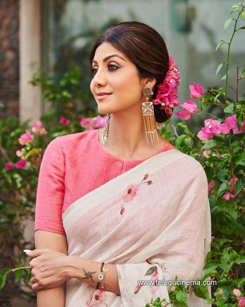 Shilpa Shetty in a striped saree with belt – South India Fashion | Saree  with belt, Saree look, Saree designs