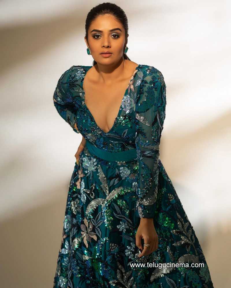 sreemukhi stills 04 11 22 009