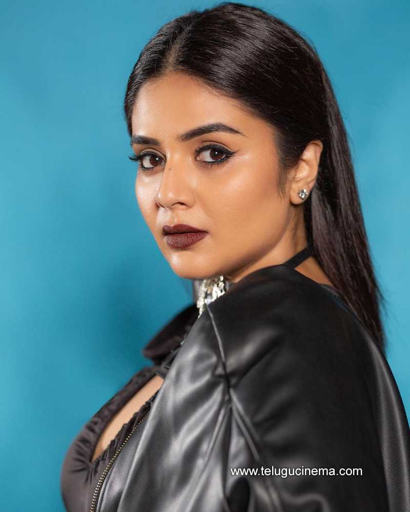 sreemukhi stills 05 11 22 003
