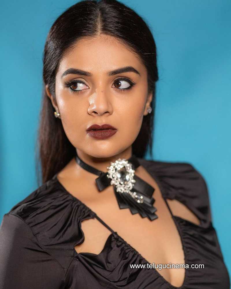 sreemukhi stills 05 11 22 006