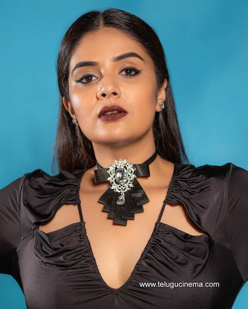 sreemukhi stills 05 11 22 008
