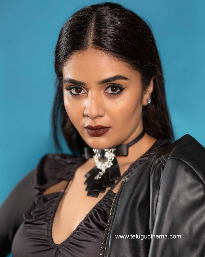 sreemukhi stills 05 11 22 010