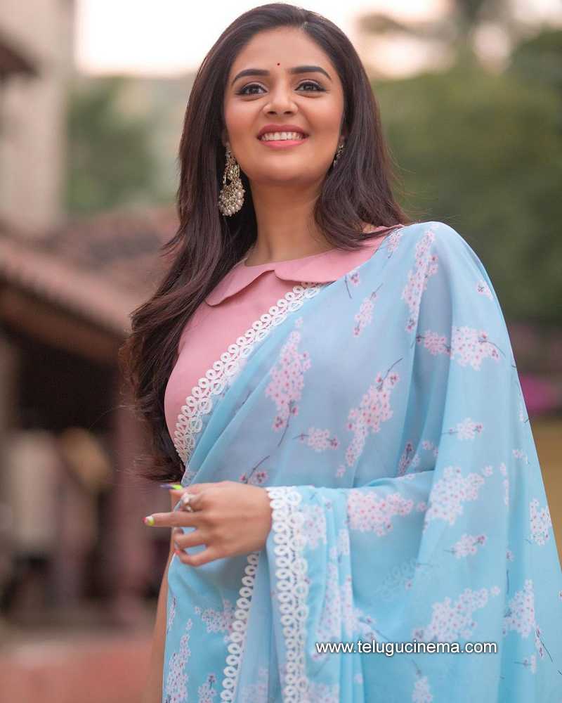 sreemukhi stills 16 11 22 002