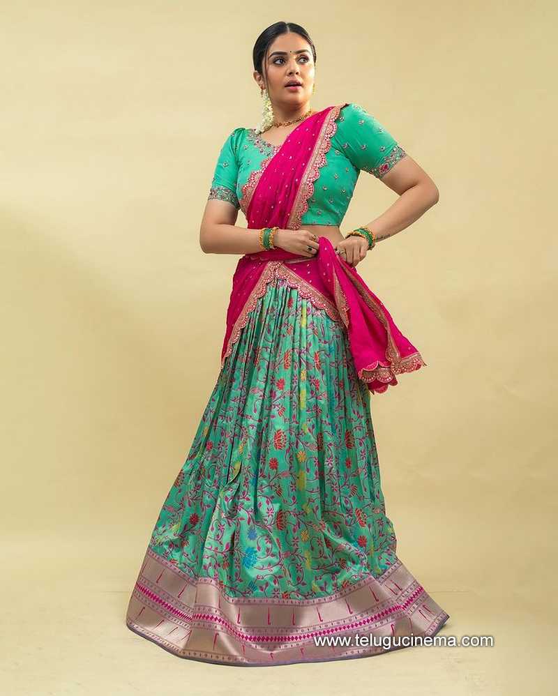 sreemukhi stills 22 11 22 007