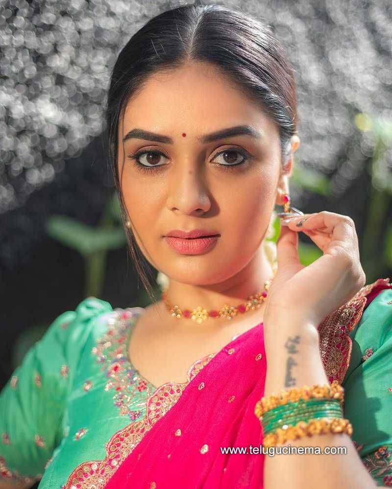 sreemukhi stills 22 11 22 008