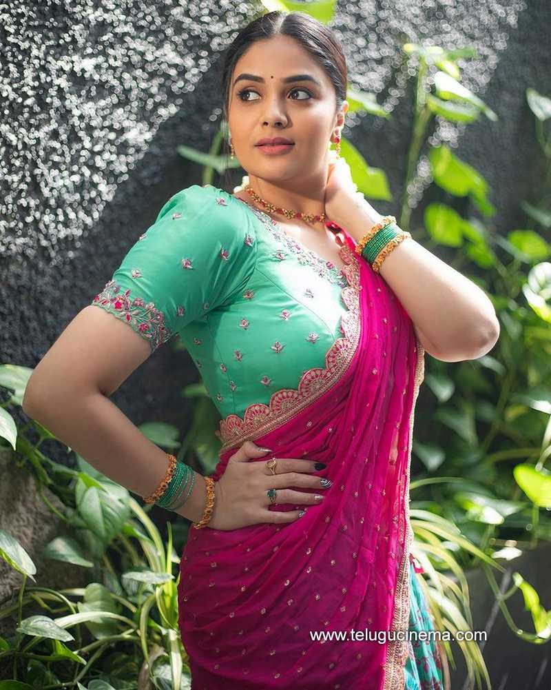 sreemukhi stills 22 11 22 010