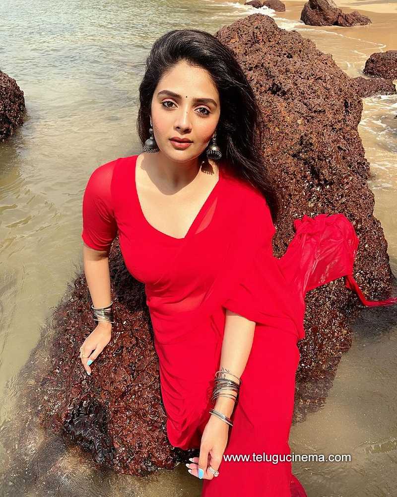 sreemukhi stills 26 11 22 002
