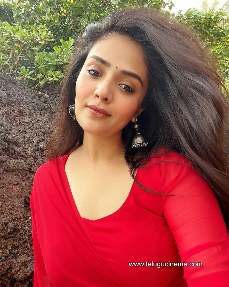 sreemukhi stills 26 11 22 003
