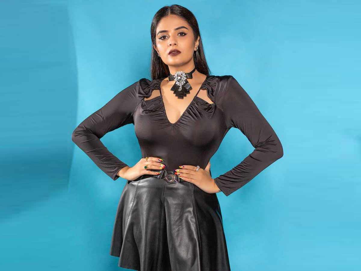 Sreemukhi flaunts her leather short skirt | Page 2 | Telugu Cinema