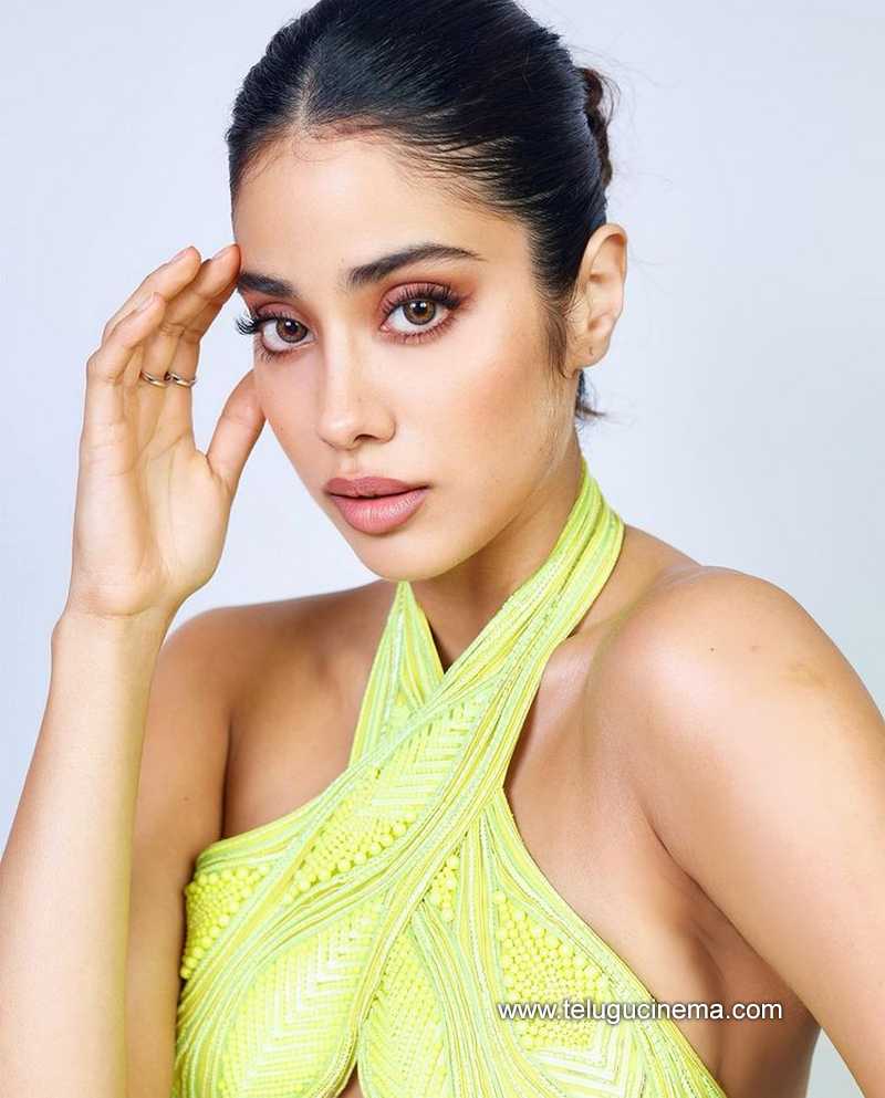 janhvikapoor stills 14 12 22 002