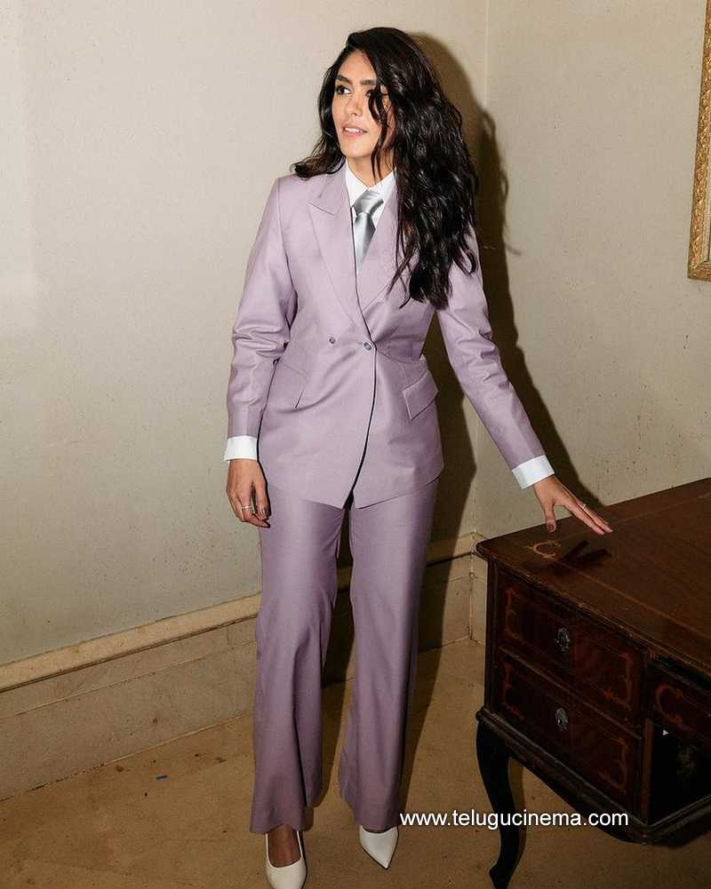 mrunal stills 07 12 22 005