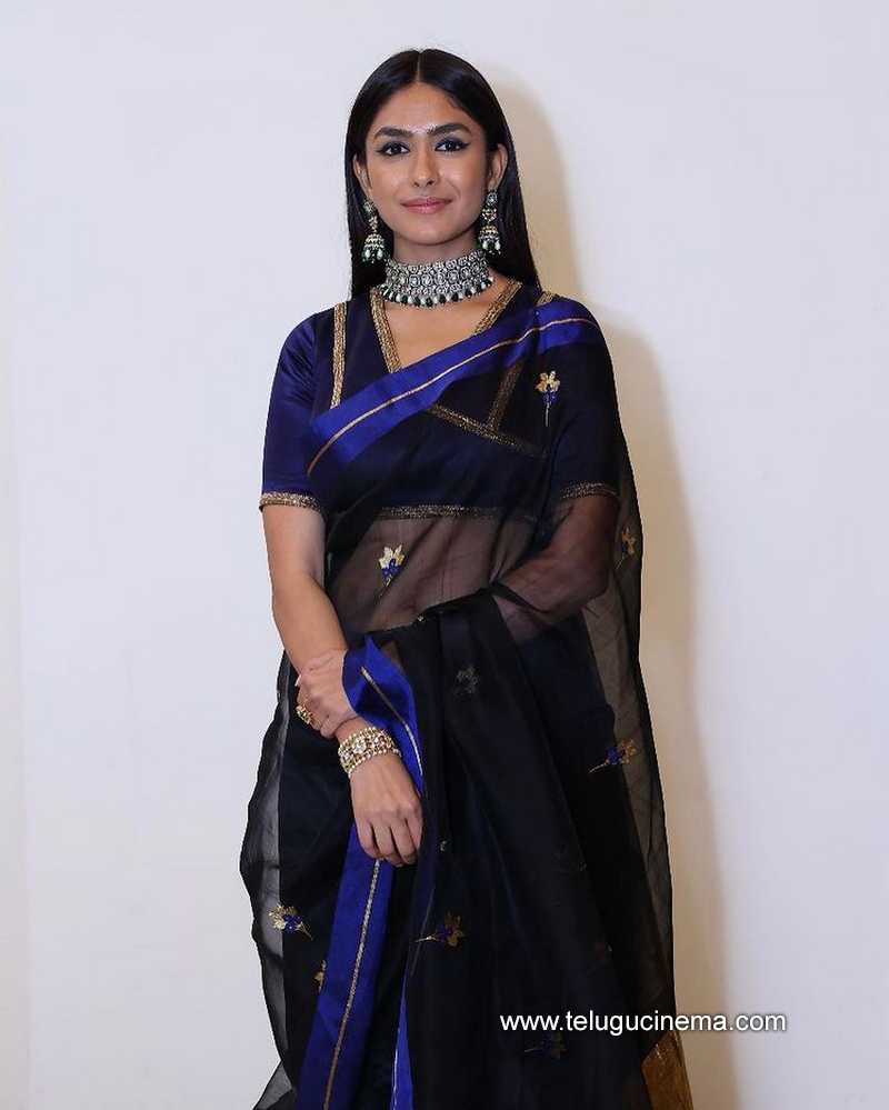 mrunal stills 26 12 22 002