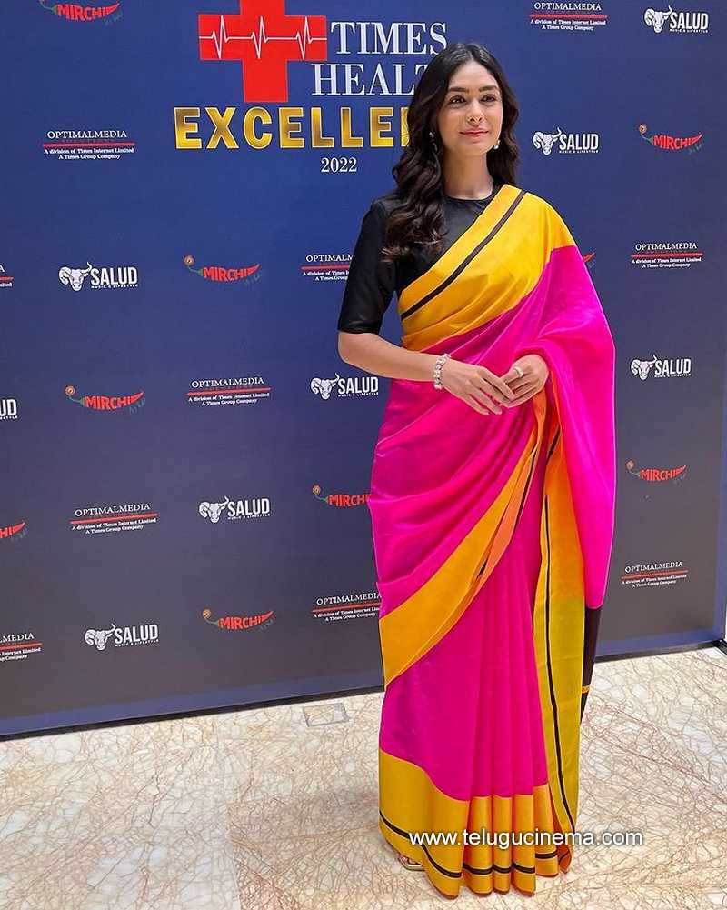 mrunal stills 30 12 22 001