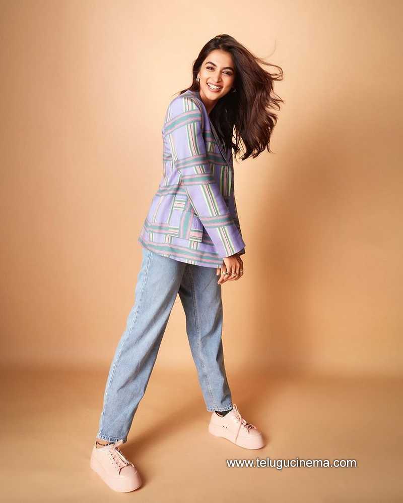 pooja stills 22 12 22 003