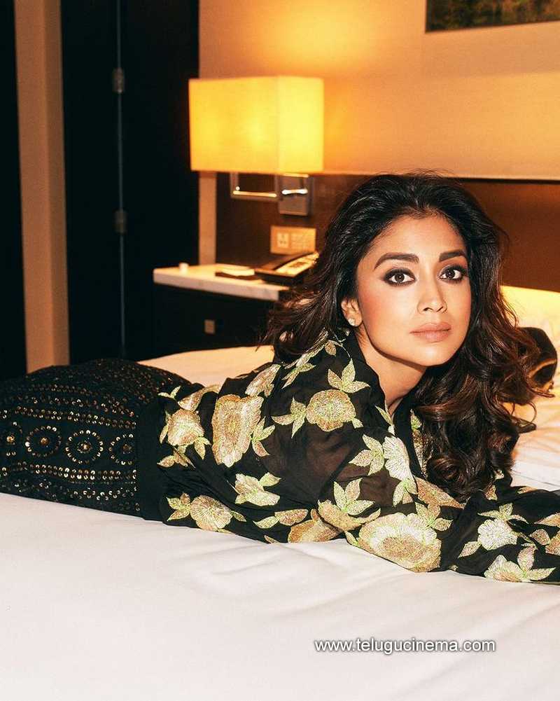 shriyasaran stills 13 12 22 012