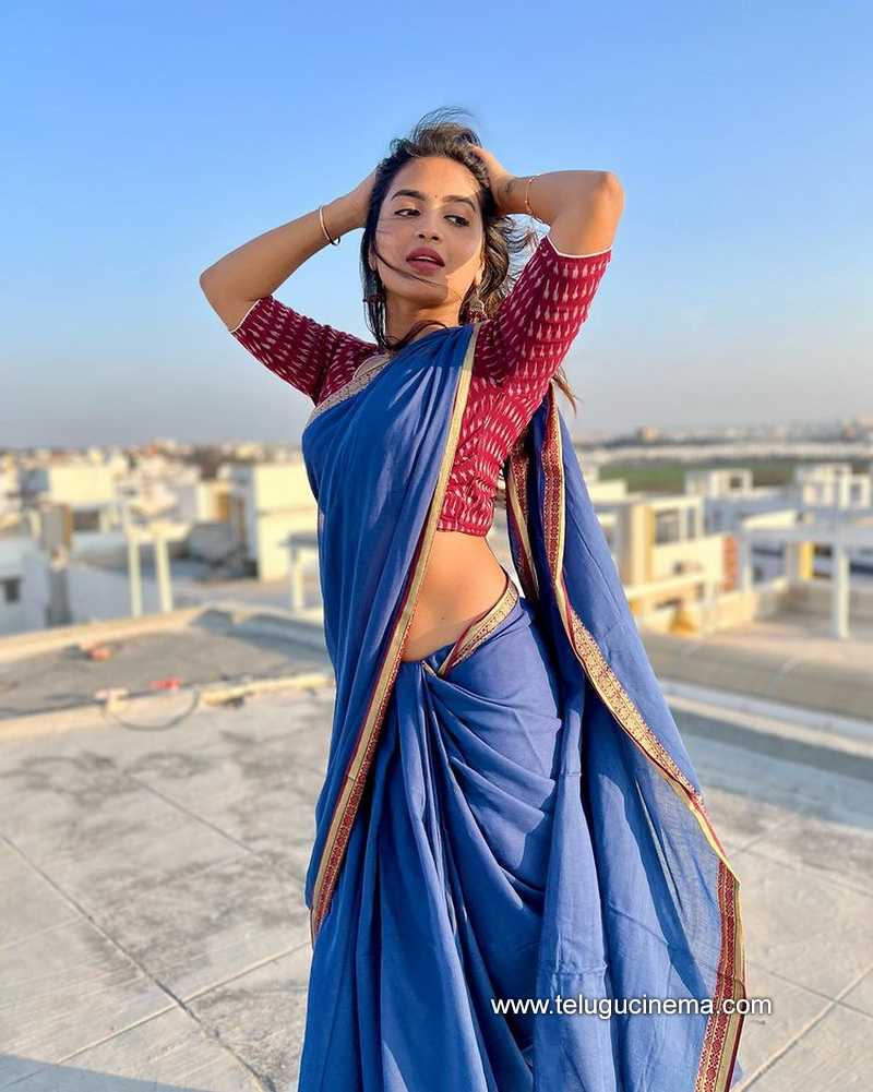 Simple & elegant poses to try in saree 🌹❤️ #saree #sareelove #sareelovers  #sareesofinstagram #sareefashion #sareepose #pose #poses… | Instagram