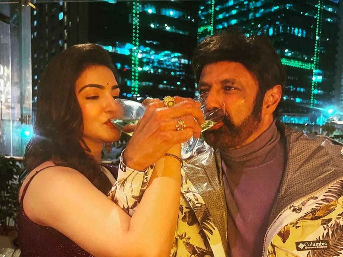 Champagne pic of Balakrishna and Honey Rose goes viral | Telugu Cinema