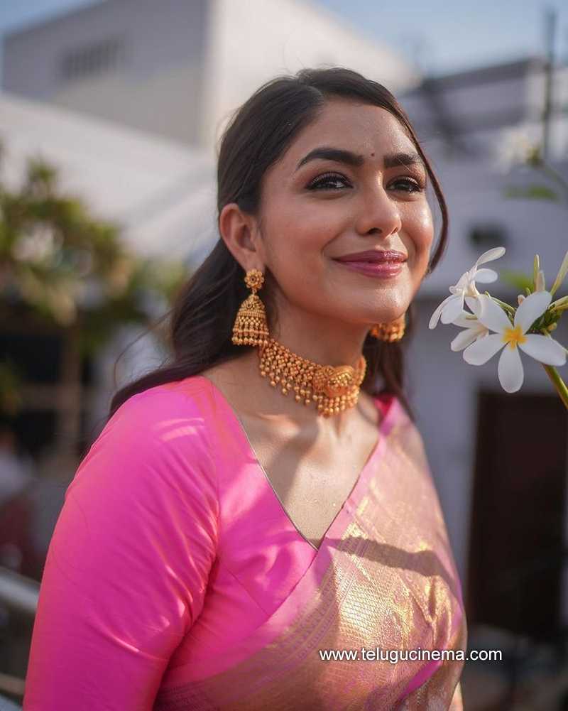 mrunal stills 260123 004