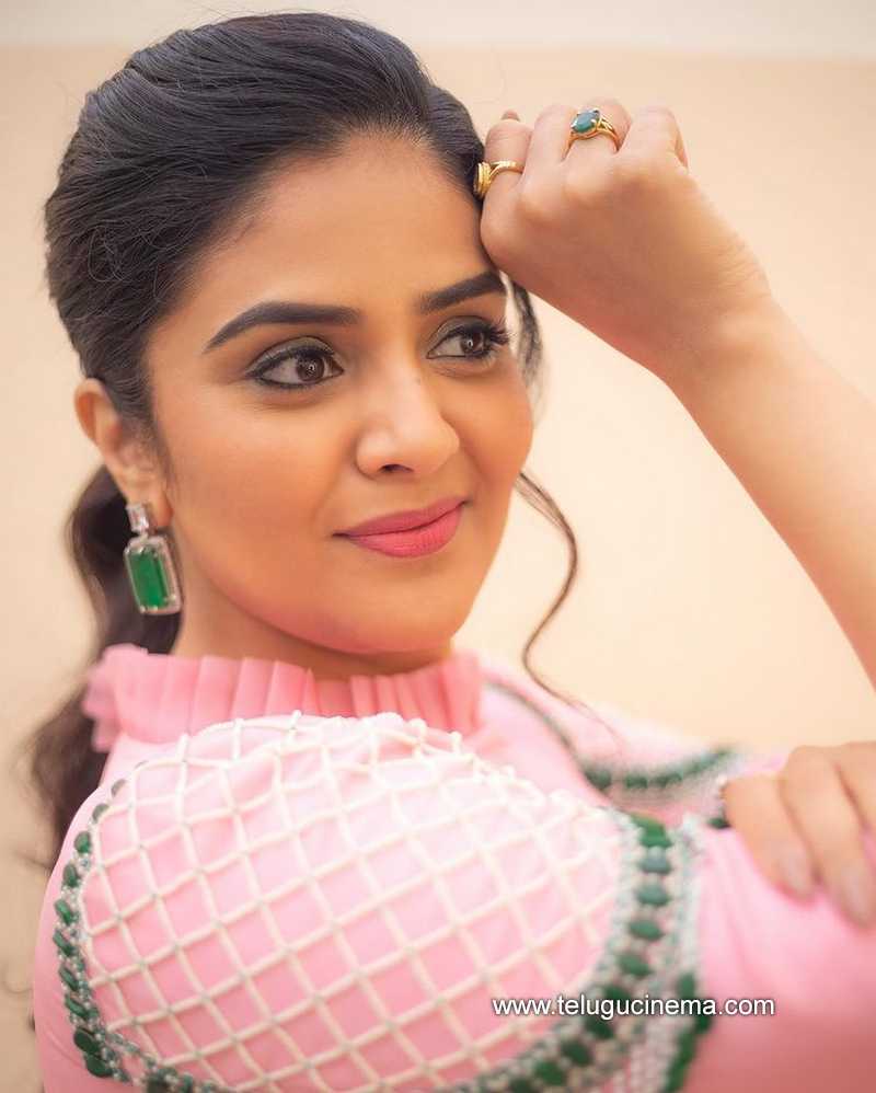 sreemukhi stills 280123 009